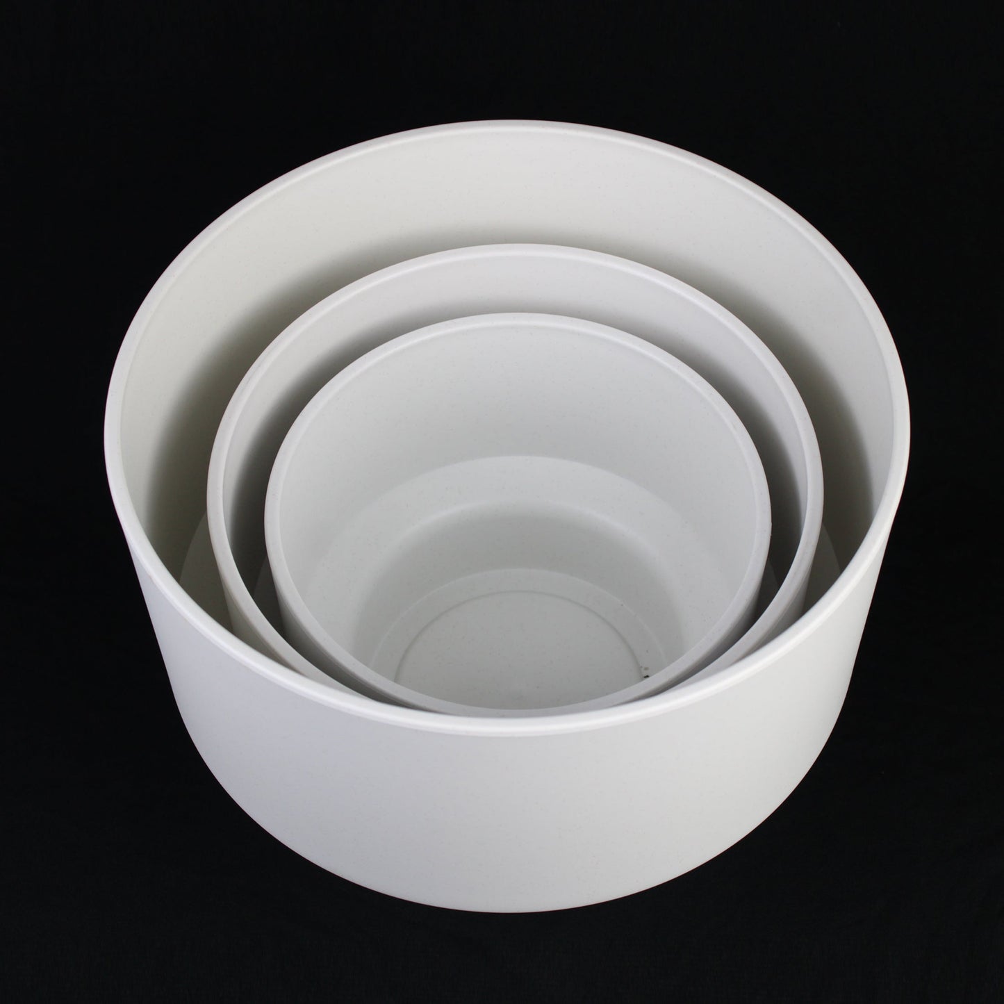 3-Piece White Plastic Planter Pot Set – Modern Pedestal Base
