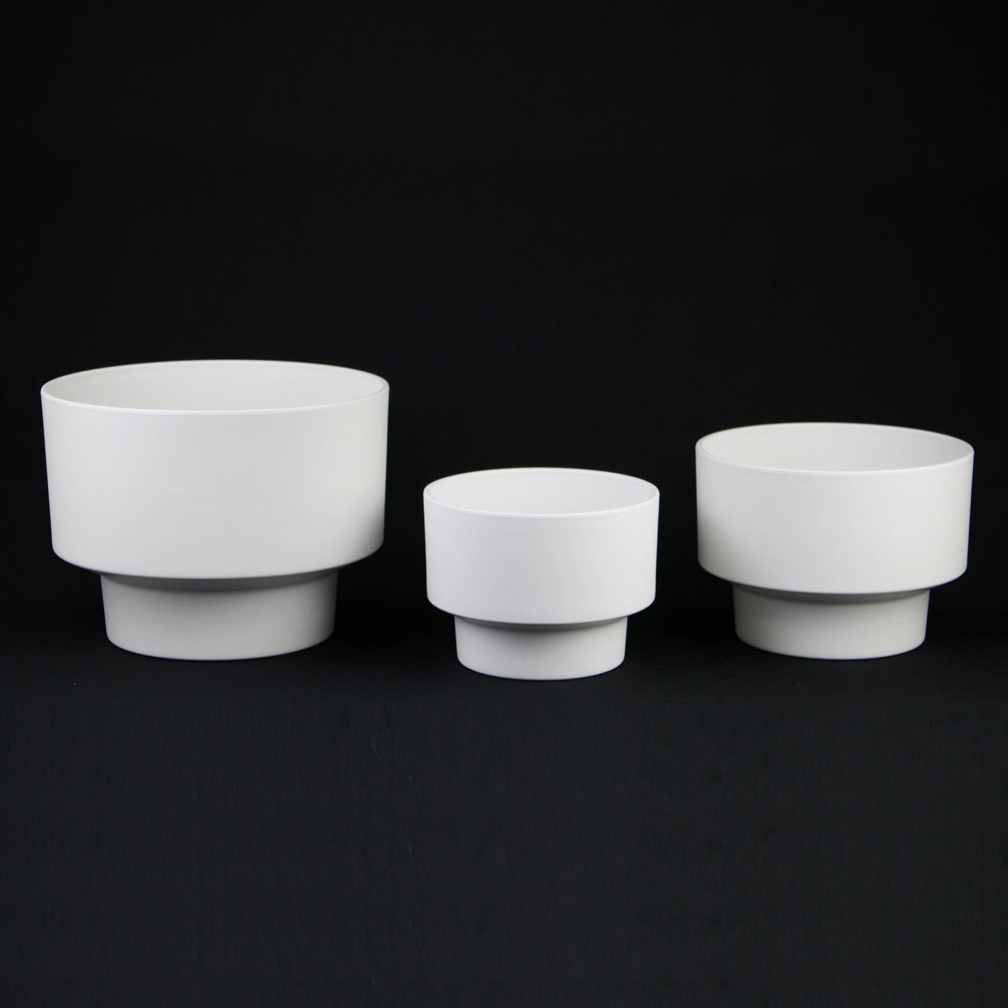 3-Piece White Plastic Planter Pot Set – Modern Pedestal Base